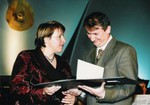 Predsednik TVD Partizan Domžale Bizjak Janez prejema v imenu društva iz rok županje Cvete Zalokar Oražem srebrno plaketo v letu 2005